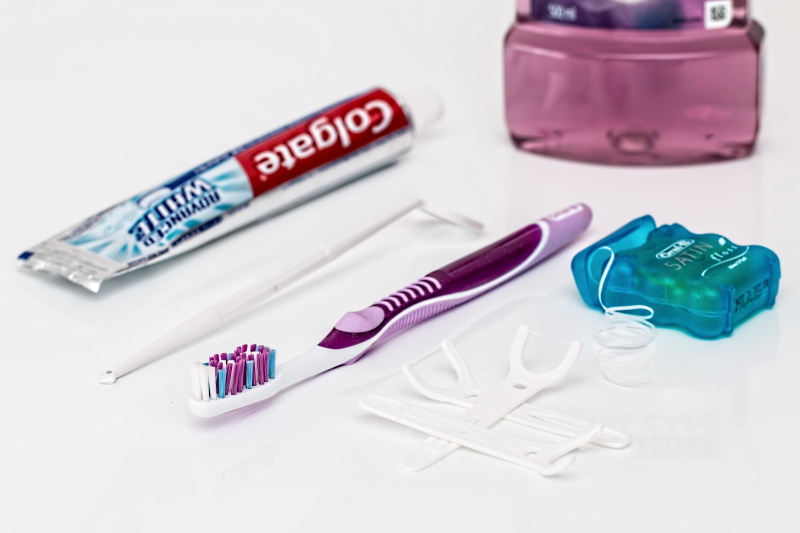Cepillo y crema dental para higiene oral