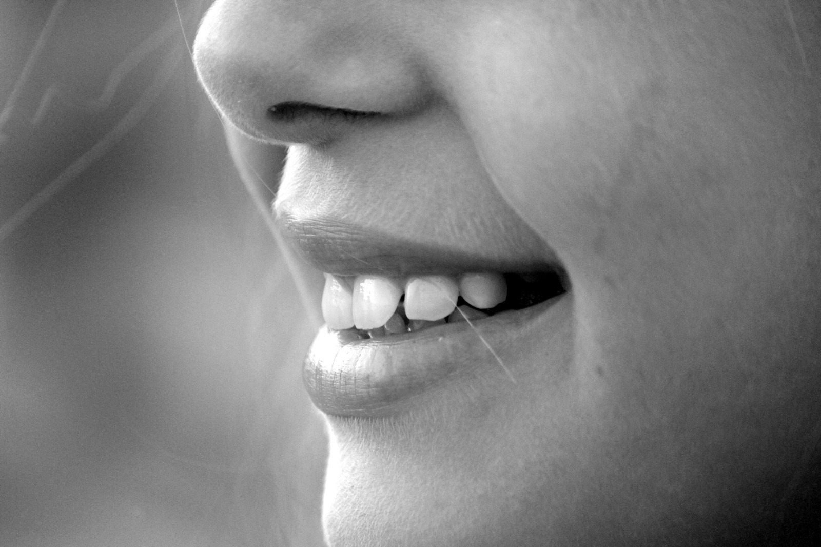 Niña sonriendo después de cuidado odontológico