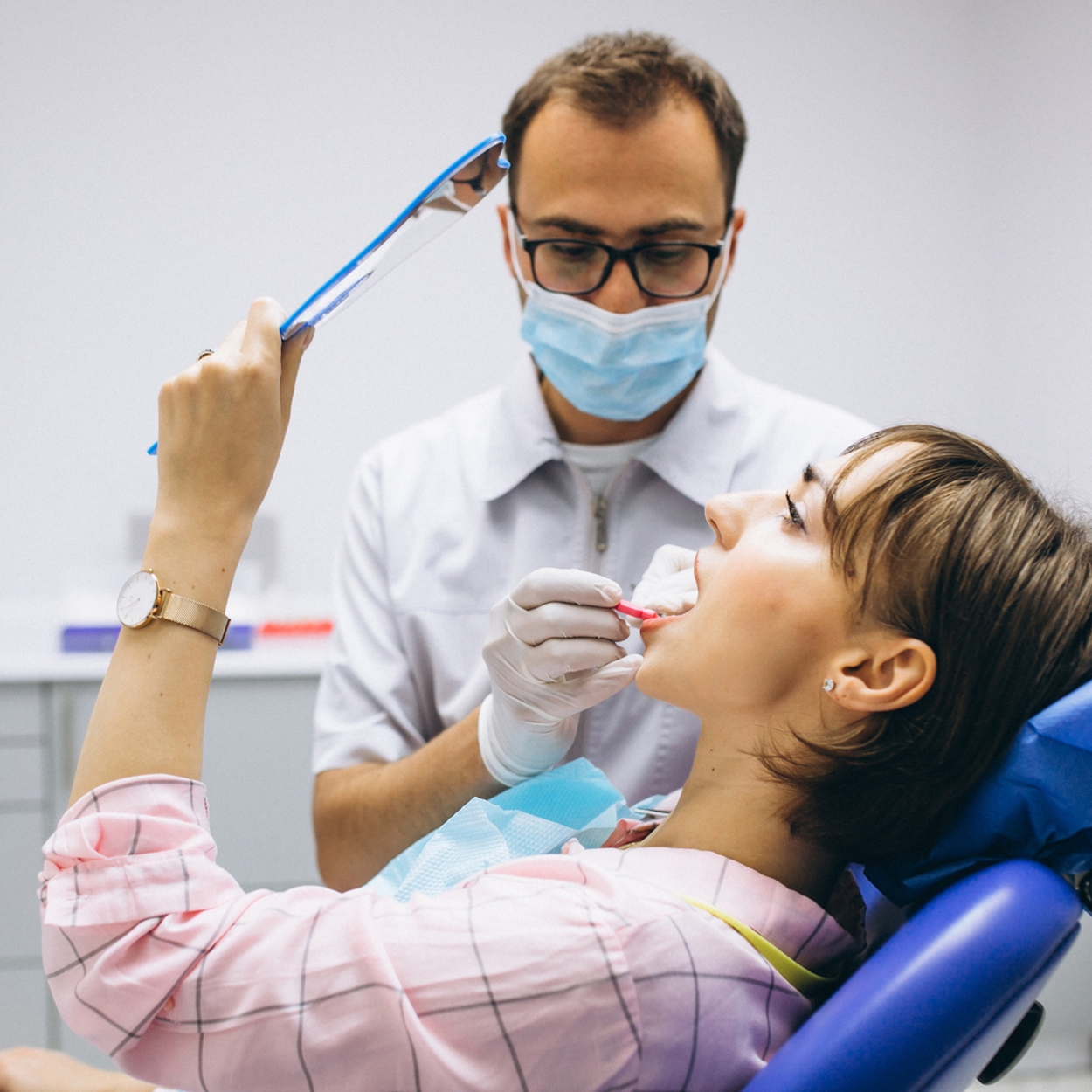 Doctor examinando boca del paciente